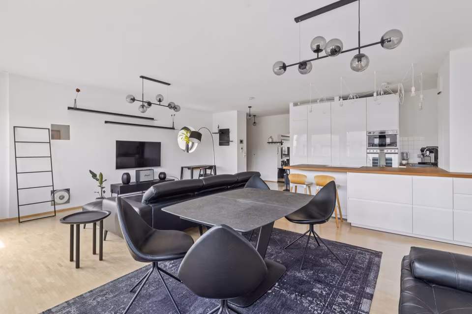 Urbanes Wohnen mittendrin: Stilvoll möbliertes 2-Zimmer-Appartement in Innenstadt, Frankfurt am Main