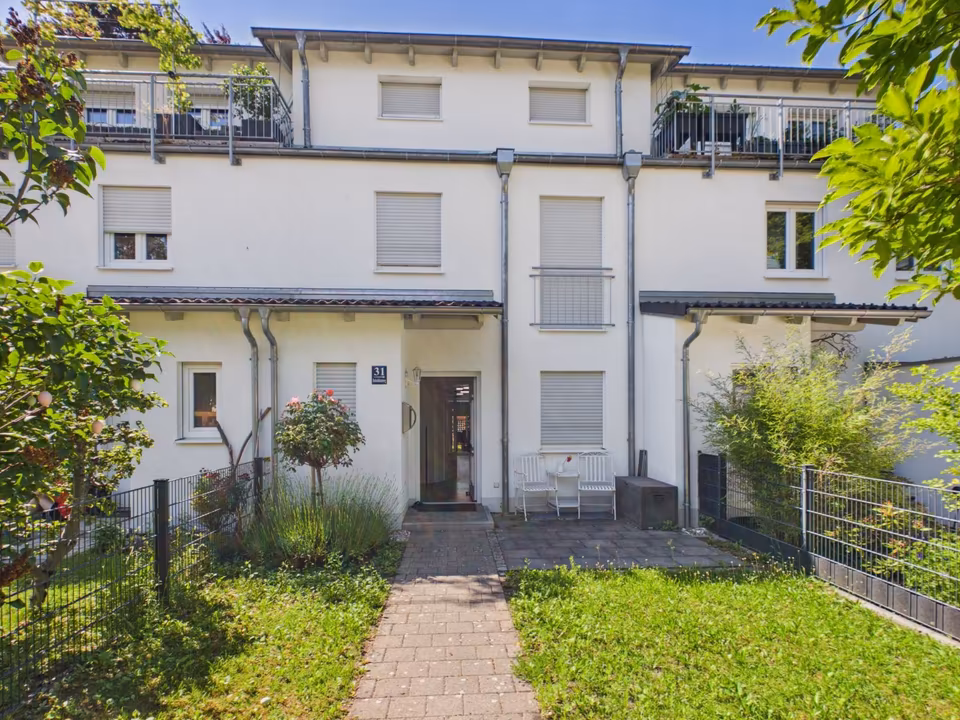 EXKLUSIVES REIHENHAUS MIT 6 ZIMMERN, WINTERGARTEN, 2 GÄRTEN & BALKON IN MÜNCHEN in Trudering-Riem, München