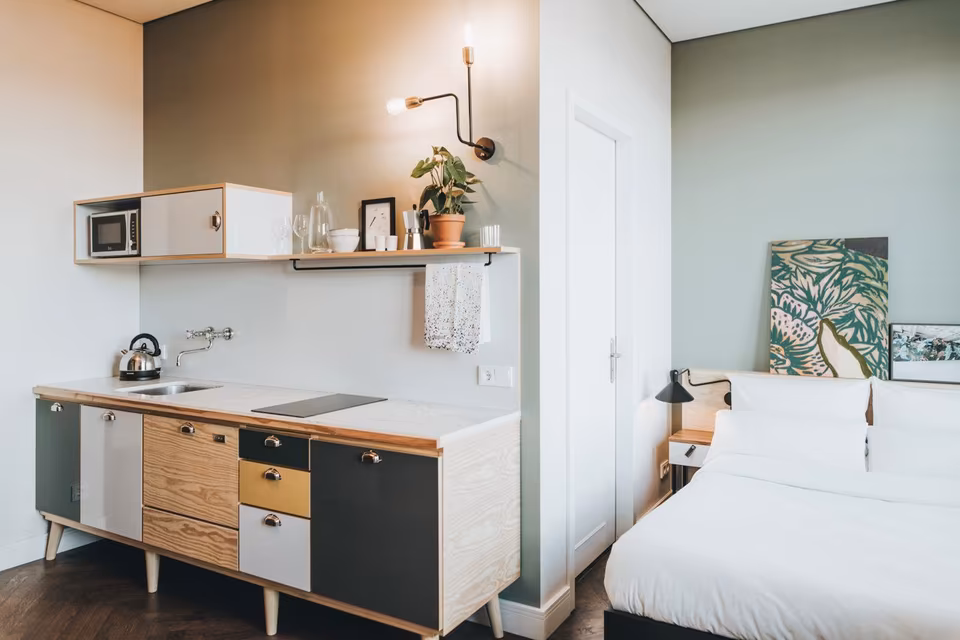 Neon Wood Student Housing in Berlin Friedrichshain – Neon Silver Apartment in Friedrichshain, Berlin