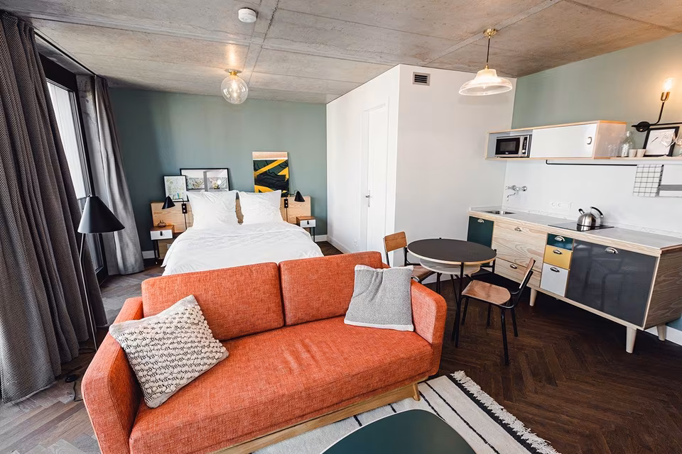 Neon Wood Student Housing in Berlin Mitte-Wedding – Neon Gold Apartment in Mitte, Berlin