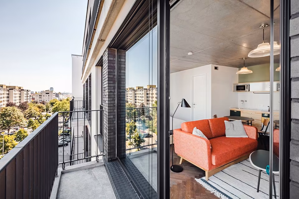 Neon Wood Student Housing in Berlin Mitte-Wedding – Neon Gold Balcony Apartment in Mitte, Berlin